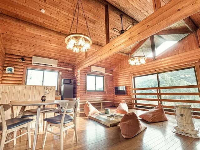 ・【リビング】木目の風合いが美しい空間。安らぎのひとときを