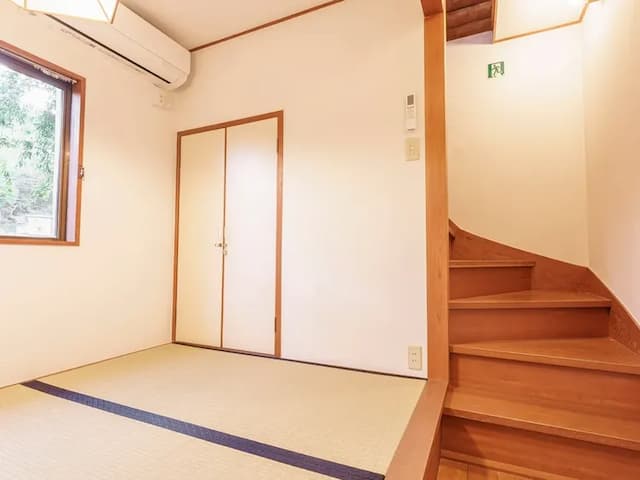 ・【和室】清々しい、い草の香りに癒されます。エアコンも設置しており快適