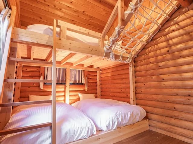 ・【寝室】アスレチックのような雰囲気で童心にかえることができます