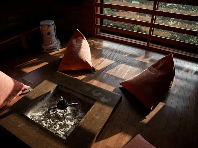 ・【リビング】窓から差し込む温かな日差し。冬場には暖房器具をご利用いただけます