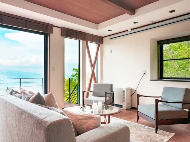 ・【リビング】大きな窓の向こうには熱海の素晴らしい風景が広がります