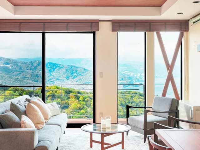 ・【リビング】自然光を取り入れた明るく開放的な空間でお寛ぎください