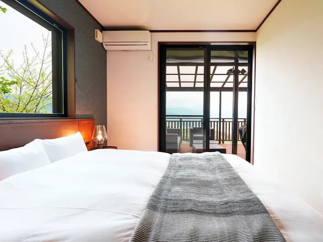 ・【ベッドルーム】起き抜けにテラスへ出て熱海の風を感じてみては？