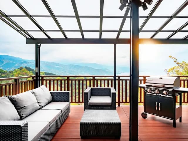 ・【テラス】ガスグリル（有料）でBBQもお楽しみいただけるテラス。眼下に熱海の街並みが広がります