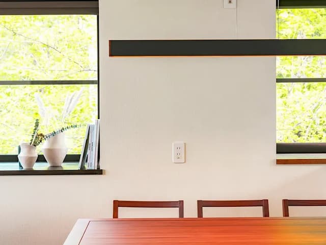 ・【ダイニング】窓からは外の木々が。柔らかな明るさの中でお過ごしください