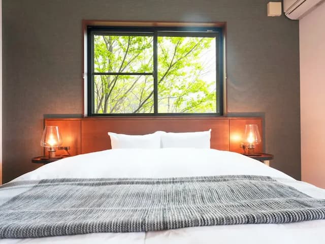 ・【ベッドルーム】クイーンサイズのベッドを1台設置。広々とおやすみいただけます