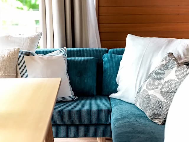 ・【リビング】ゆったり座れるソファ、ご家族やご友人と団らんの時間をお過ごしください