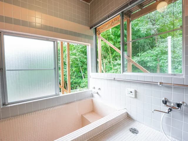 ・【お風呂】タイル張りのお風呂です。窓の外の緑を眺めながらホッとひと息リラックス