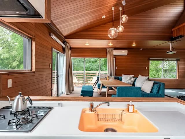 ・【キッチン】ダイニングを見渡せるカウンターキッチン、料理の時間も楽しくなりそうです