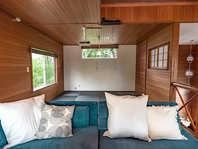 ・【リビング】木のぬくもりを感じる空間、自然に囲まれ非日常的な滞在をお楽しみください