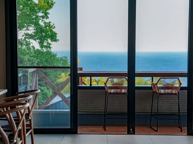 ・【デッキ】絶景を大切な人と一緒に。海を照らす夕日はロマンチック、特別なひと時になります