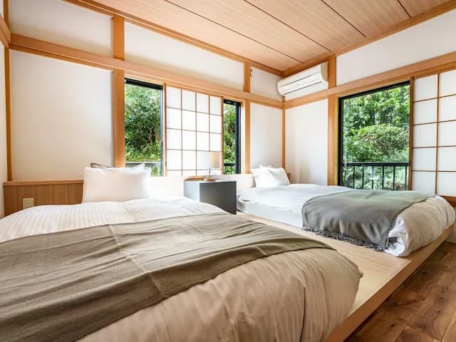 ・【ベッドルーム】木々に囲まれ、まるで自然のなかで暮らしているかのような気分に