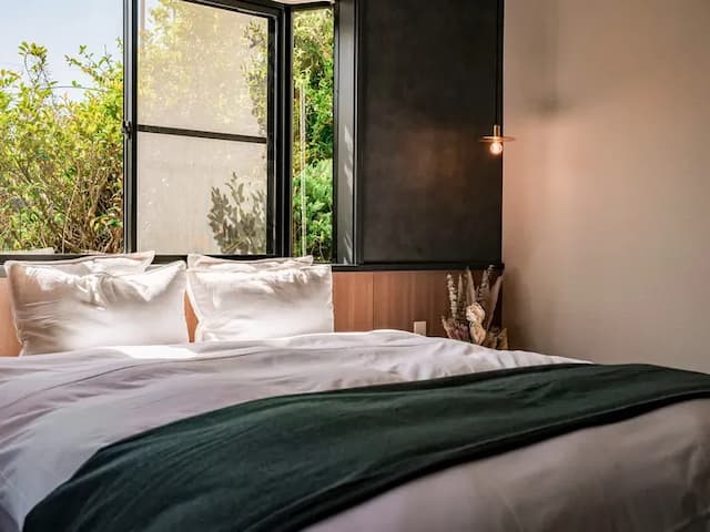 ・【ベッドルーム】ゆとりのあるクイーンサイズ。ふかふかのベッドで旅の疲れを癒してください