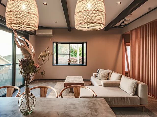 ・【リビング】足を伸ばせる大きなソファでのんびりしませんか。穏やかな景色を眺めながらひと休み