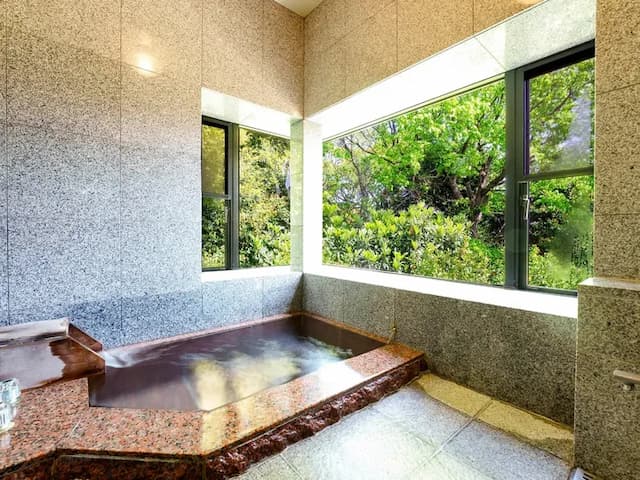 ・【バスルーム】広々とした湯船にゆったりと浸かれます。緑を眺めながら至福のバスタイムをどうぞ