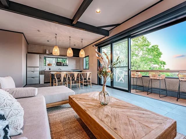 ・【リビング】大きな窓から熱海の風景をご覧いただけます。ゆっくりとお部屋時間を過ごすのにぴったり