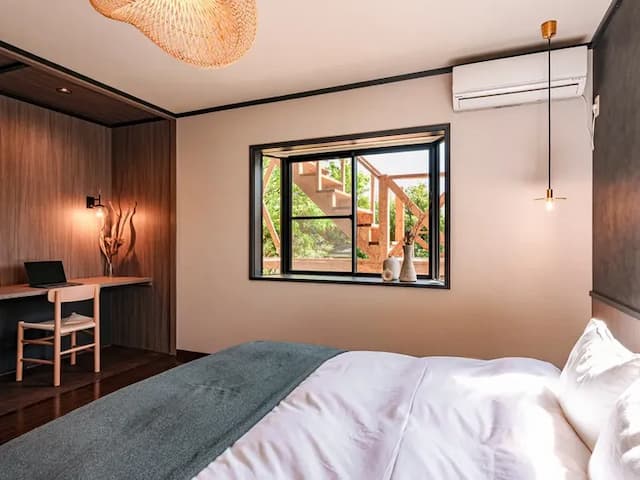 ・【ベッドルーム】デスクでお仕事をした後はベッドへ…。ワーケーションにもピッタリです