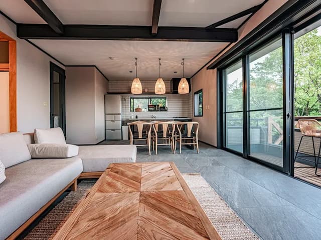 ・【リビング】直接デッキに出られます。お連れ様と一緒にお寛ぎください