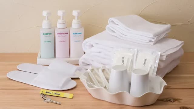 Feel free to use the amenities from the amenity bar next to the front desk (the photo is an image).