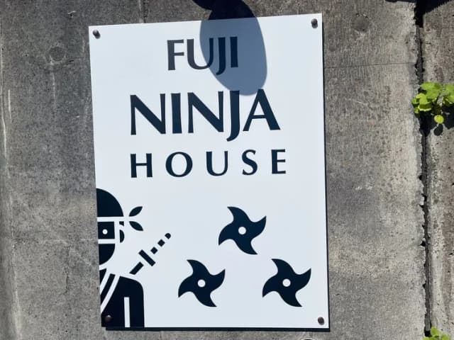 こちらの看板が目印です。