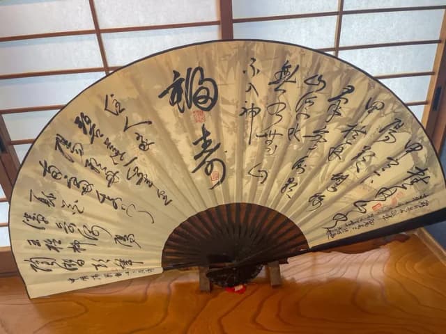 大きな扇子の置物。