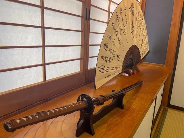 目を惹く置物がたくさん置いてあります。