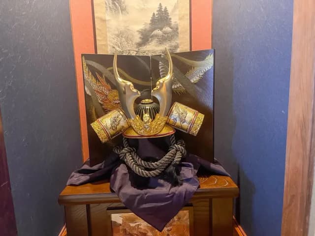 1F寝室、和テイストな置物。