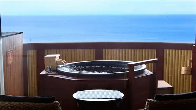 [Room open-air] Sagami Nada is monopolized. It is a Shigaraki ware hot spring open-air bath for one person.