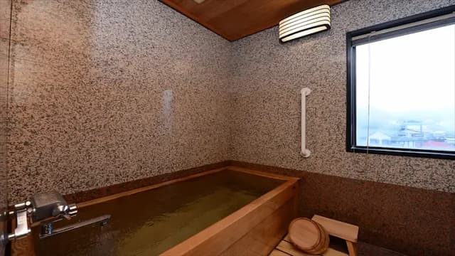 [Common to all rooms] An indoor bath using ancient cypress. Have a blissful bathing time while being wrapped in the scent of cypress.