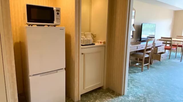 [Dining table set room 46 square meters] Refrigerator / microwave