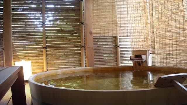 [Maisonette Kura 104㎡] A guest room with an open-air bath. Enjoy hot springs in the largest cypress bath (example)