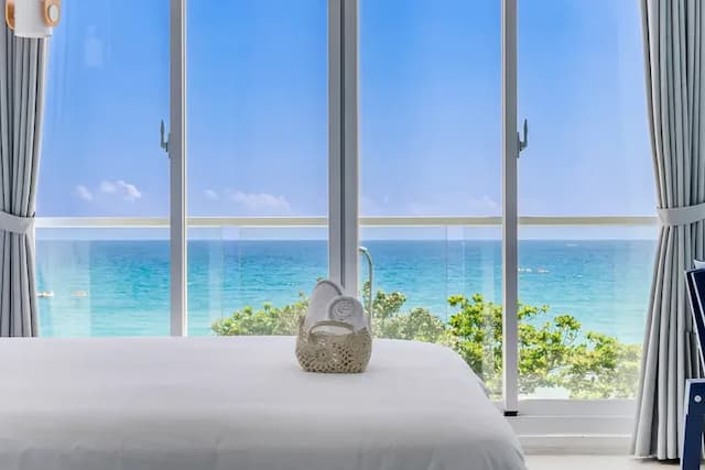 Cat at Greece-King Room with Sea View and Balcony-7