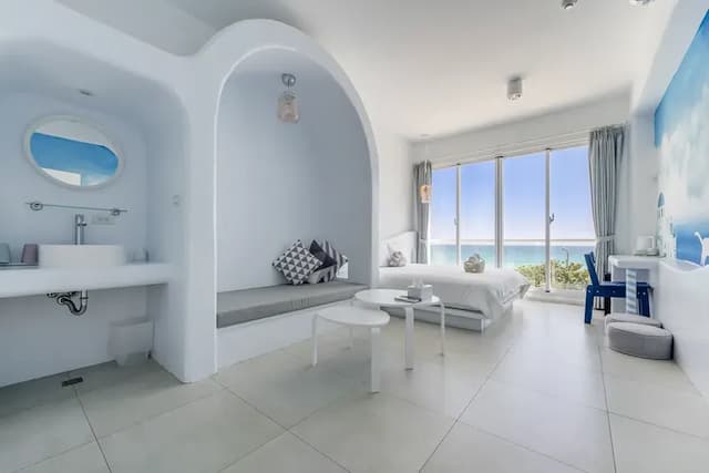 Cat at Greece-King Room with Sea View and Balcony-1