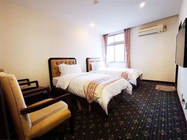 房內設有兩張單人床簡潔俐落的空間風格，為出門在外的您提供商務洽公舒適的環境。