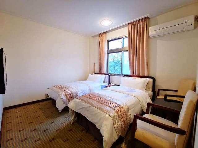 房內設有兩張單人床簡潔俐落的空間風格，為出門在外的您提供商務洽公舒適的環境。