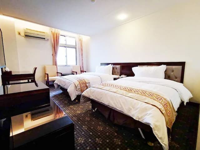 房內設有兩張加大單人床 打造出舒適溫馨的房間，空間寬敞舒適，為舟車勞頓的您提供一個放鬆休憩的好地方。