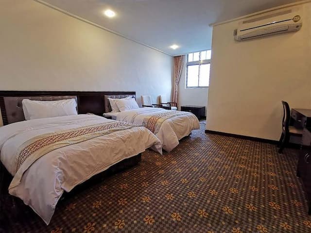 房內設有兩張加大單人床 打造出舒適溫馨的房間，空間寬敞舒適，為舟車勞頓的您提供一個放鬆休憩的好地方。