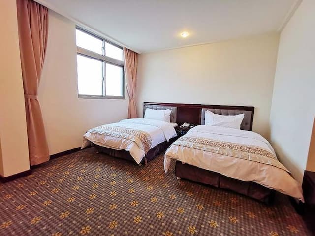 房內設有兩張加大單人床 打造出舒適溫馨的房間，空間寬敞舒適，為舟車勞頓的您提供一個放鬆休憩的好地方。