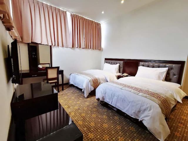 房內設有兩張加大單人床 打造出舒適溫馨的房間，空間寬敞舒適，為舟車勞頓的您提供一個放鬆休憩的好地方。