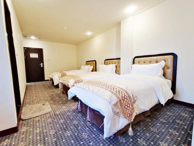 房內設有三張單人床,適合三五好友同行渡假,寧靜悠閒住宿環境,讓您有回味無窮的感覺。