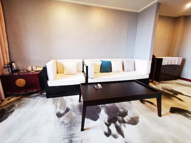 優雅的中西式設計風格，獨立的客廳兼具休憩及招待貴賓兩用功能，寬敞明亮的臥室空間讓您擁有舒適的住宿品質，觀景陽台設計可觀賞海上風景，提供您全然放鬆的休憩空間