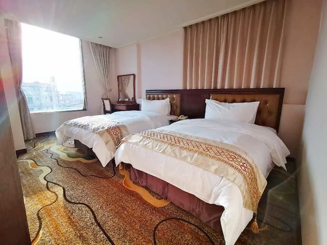 典雅的裝潢風格，房內設置兩張加大單人床可擁有個人舒適睡眠空間，觀景陽台設計可觀賞海上風景，最適合朋友相聚及商務洽談，提供全然放鬆的休憩空間。