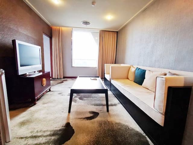 優雅的中西式設計風格，獨立的客廳兼具休憩及招待貴賓兩用功能，寬敞明亮的臥室空間讓您擁有舒適的住宿品質，觀景陽台設計可觀賞海上風景，提供您全然放鬆的休憩空間