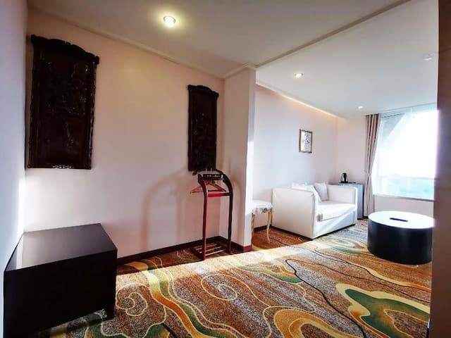 典雅的裝潢風格，房內設置兩張加大單人床可擁有個人舒適睡眠空間，觀景陽台設計可觀賞海上風景，最適合朋友相聚及商務洽談，提供全然放鬆的休憩空間。