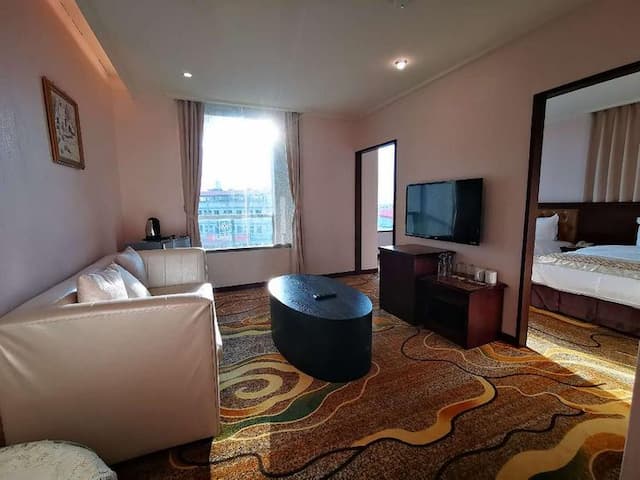 典雅的裝潢風格，房內設置兩張加大單人床可擁有個人舒適睡眠空間，觀景陽台設計可觀賞海上風景，最適合朋友相聚及商務洽談，提供全然放鬆的休憩空間。