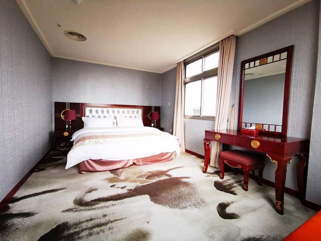 優雅的中西式設計風格，獨立的客廳兼具休憩及招待貴賓兩用功能，寬敞明亮的臥室空間讓您擁有舒適的住宿品質，觀景陽台設計可觀賞海上風景，提供您全然放鬆的休憩空間