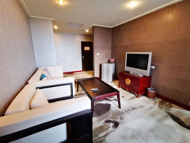 優雅的中西式設計風格，獨立的客廳兼具休憩及招待貴賓兩用功能，寬敞明亮的臥室空間讓您擁有舒適的住宿品質，觀景陽台設計可觀賞海上風景，提供您全然放鬆的休憩空間