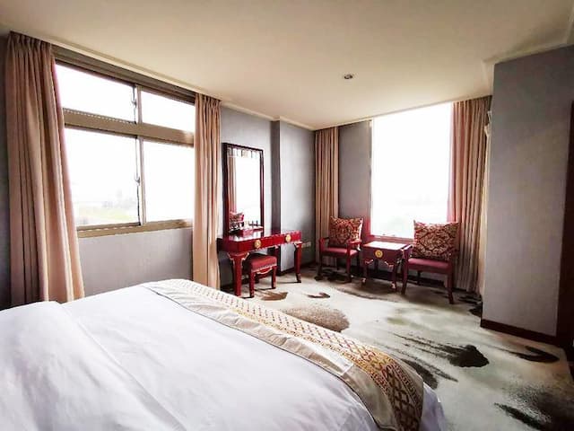 優雅的中西式設計風格，獨立的客廳兼具休憩及招待貴賓兩用功能，寬敞明亮的臥室空間讓您擁有舒適的住宿品質，觀景陽台設計可觀賞海上風景，提供您全然放鬆的休憩空間