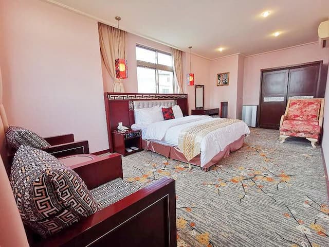 為體貼偏好高格調與豪華空間的您，包括臥室及高級衛浴設備外加寬敞的客廳，不但讓您住得舒適，在您接待貴賓時更是體面大方。