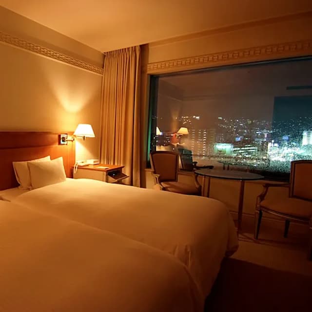 Top floor Hollywood Twin (night)